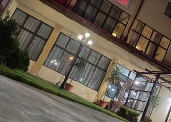 Tată și Fii, Hotel și Restaurant